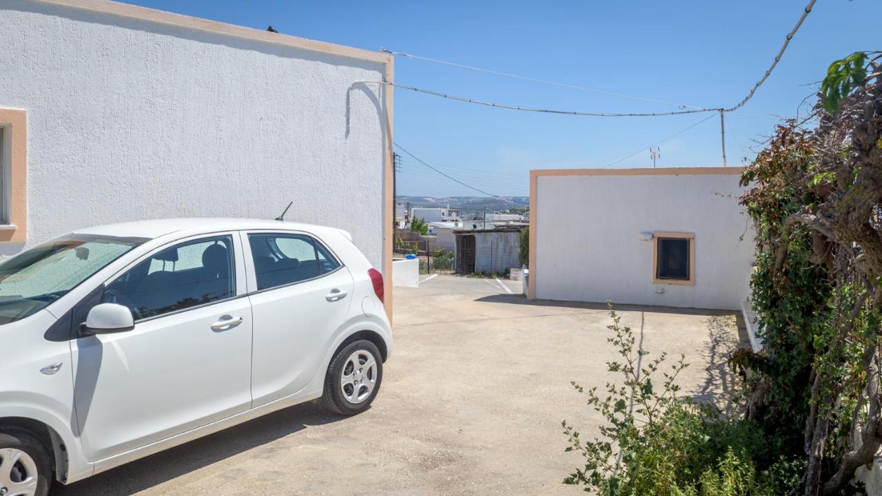 Limestone In Milos Triovasálos Exteriör bild